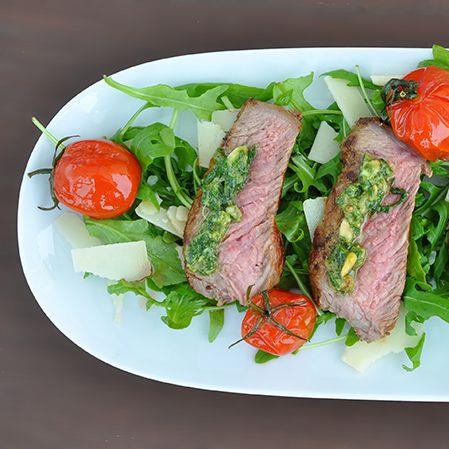 Marinirana goveja tagliata z bazilikinim pestom na rukoli s ...